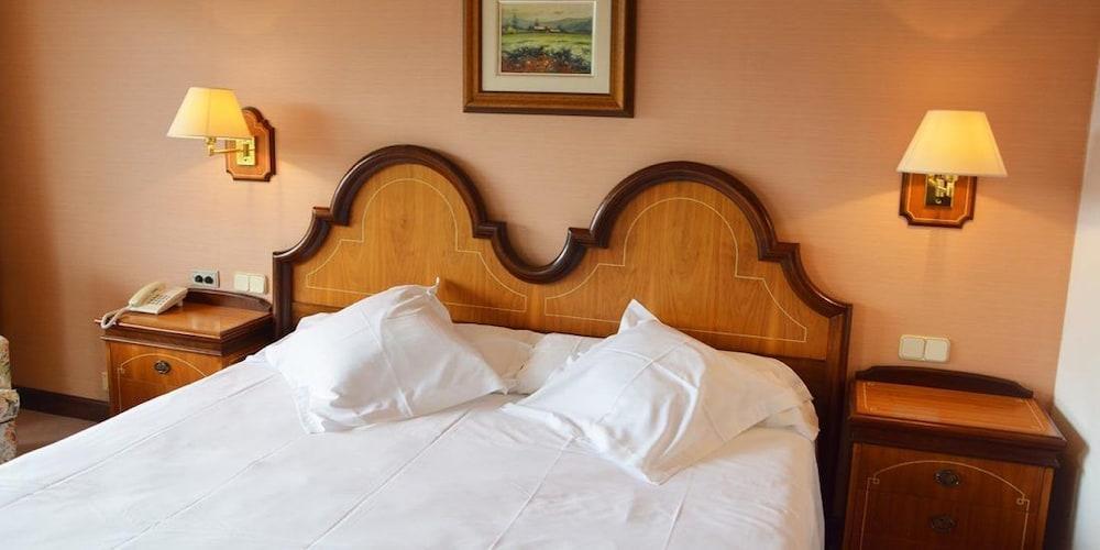 Hotel Riu Fluvia Olot Exteriör bild
