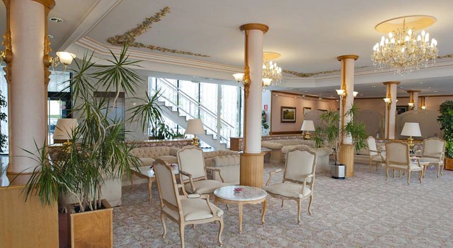 Hotel Riu Fluvia Olot Exteriör bild